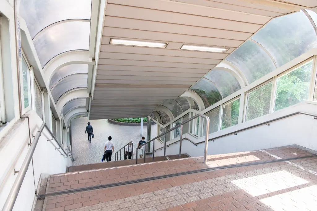 屋根付きの通路階段